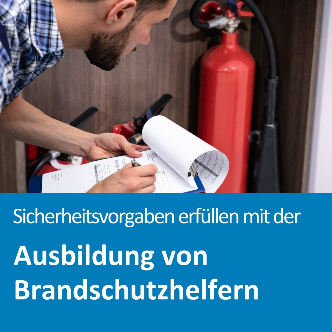 Ein Mann mit kariertem Hemd überprüft einen Feuerlöscher und füllt dabei ein Formular auf einem Klemmbrett aus. Im Hintergrund sind weitere Feuerlöscher sichtbar, die in einer Wandnische aufbewahrt werden. Der eingeblendete Text auf dem Bild lautet: „Sicherheitsvorgaben erfüllen mit der Ausbildung von Brandschutzhelfern“.