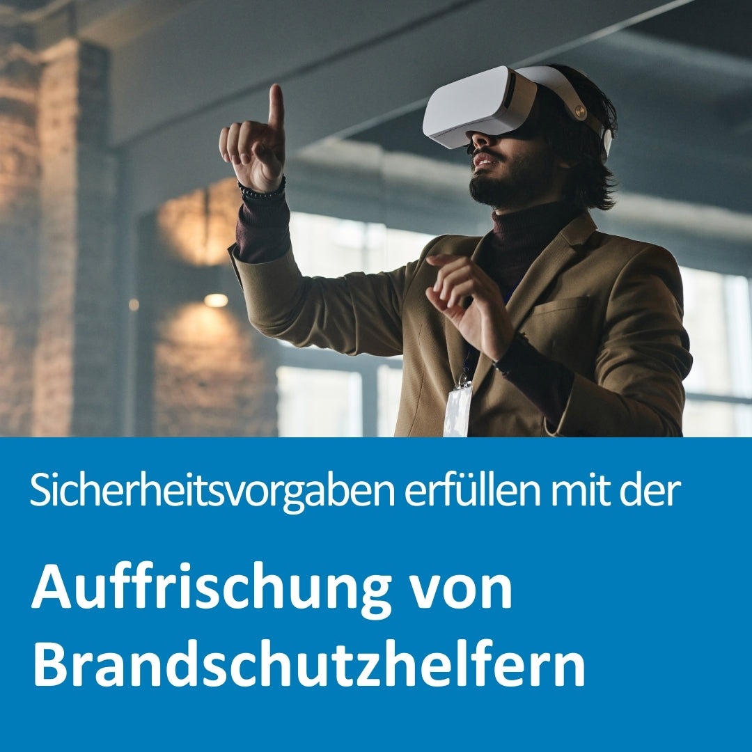 Ein Mann mit Virtual-Reality-Brille steht in einem modernen, lichtdurchfluteten Raum mit Backsteinwand und großen Fenstern. Er hebt die Hand, als interagiere er mit einer virtuellen Umgebung. Er trägt ein braunes Sakko und ein Namensschild. Der eingeblendete Text auf dem Bild lautet: „Sicherheitsvorgaben erfüllen mit der Auffrischung von Brandschutzhelfern“.