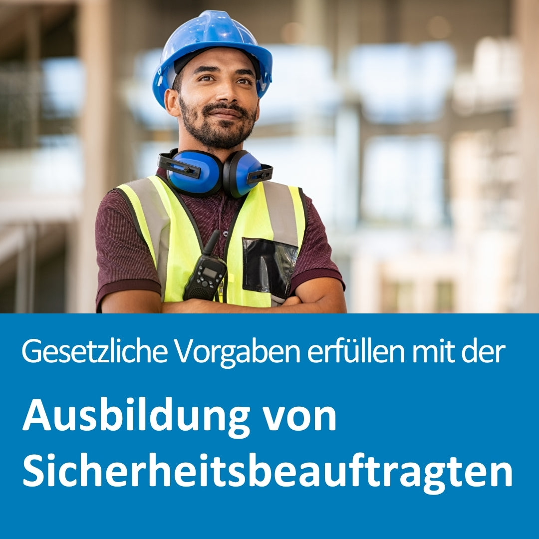 Ein Mann mit blauem Schutzhelm, Warnweste, Gehörschutz um den Hals und Funkgerät in der Weste steht mit verschränkten Armen in einem modernen Gebäude. Er blickt selbstbewusst zur Seite. Im unteren Bildbereich steht der Text: „Gesetzliche Vorgaben erfüllen mit der Ausbildung von Sicherheitsbeauftragten“.