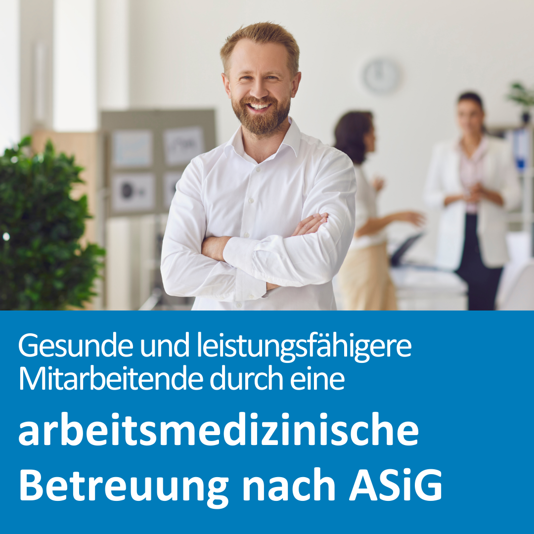 Ein lächelnder Mann mit Bart steht mit verschränkten Armen in einem modernen Büro und blickt selbstbewusst in die Kamera. Im Hintergrund sind zwei Frauen im Gespräch und eine weitere Person unscharf zu erkennen. Die Szene vermittelt ein positives Arbeitsumfeld und betont das Thema Gesundheit am Arbeitsplatz. Im unteren Bildbereich steht der Text: „Gesunde und leistungsfähigere Mitarbeitende durch eine arbeitsmedizinische Betreuung nach ASiG“.