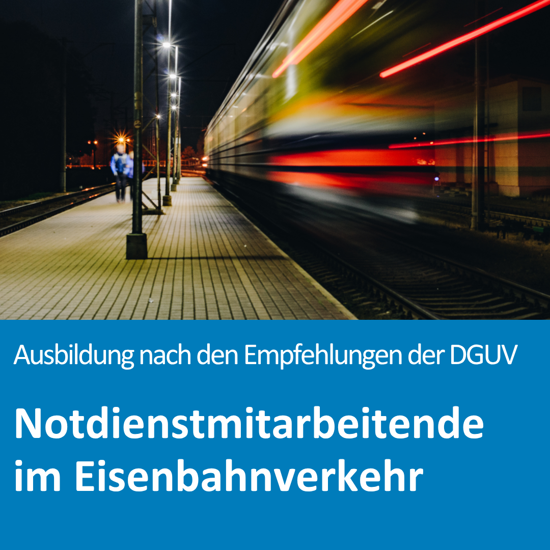 Bahnsteig bei Nacht mit vorbeifahrendem Zug und Lichtspuren. Unten farbiger Textbereich mit Text: „Ausbildung nach den Empfehlungen der DGUV“ und „Notdienstmitarbeitende im Eisenbahnverkehr“.