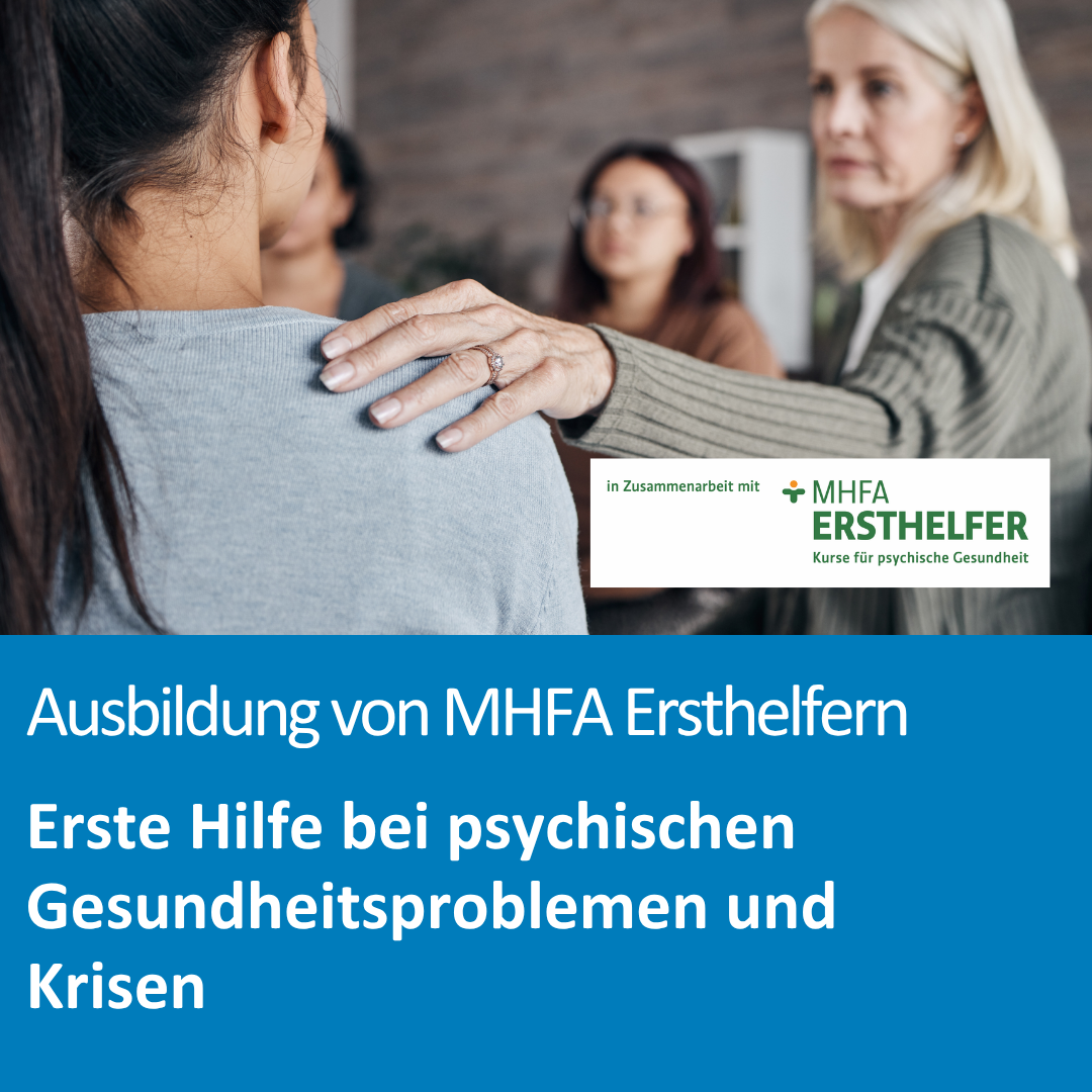 Person legt beruhigend eine Hand auf die Schulter einer anderen Person. Im Bild steht das Logo „MHFA Ersthelfer – Kurse für psychische Gesundheit“.