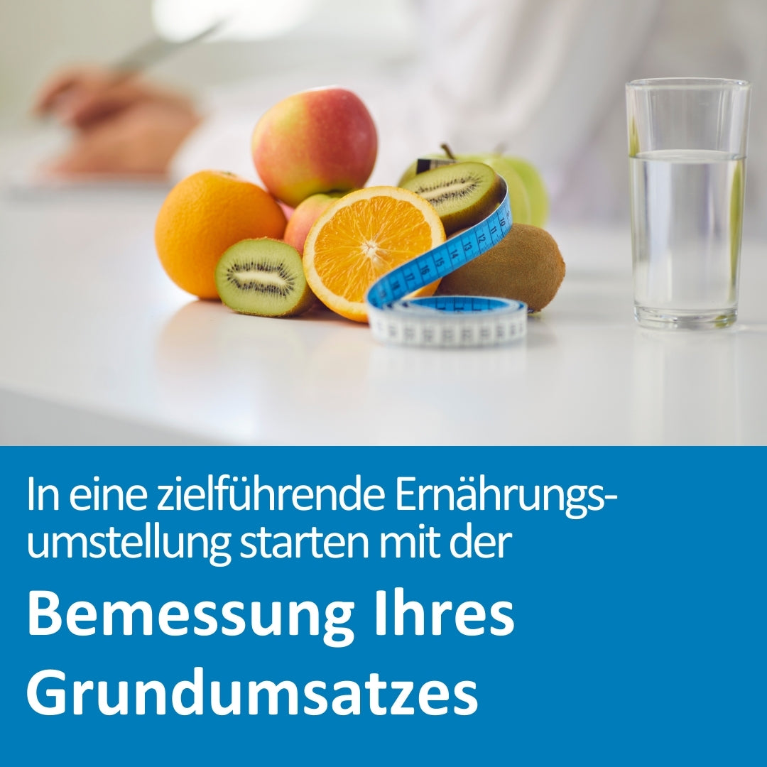 Auf einem weißen Tisch liegen verschiedene frische Früchte wie Orange, Kiwi, Apfel und eine halbe Zitrusfrucht, umgeben von einem blauen Maßband. Daneben steht ein Glas Wasser, im Hintergrund ist eine Person in weißer Kleidung unscharf zu erkennen. Die Szene symbolisiert gesunde Ernährung und Kalorienbewusstsein. Im unteren Bildbereich steht der Text: „In eine zielführende Ernährungsumstellung starten mit der Bemessung Ihres Grundumsatzes“.