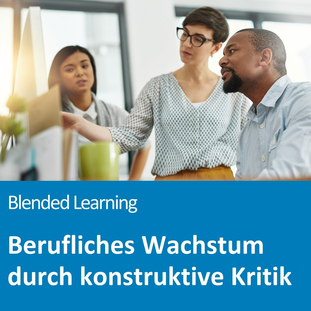 Drei Personen befinden sich in einem modernen Büro. Eine Frau mit kurzen Haaren und Brille zeigt auf einen Bildschirm oder ein Whiteboard, während sie sich mit einem Mann unterhält, der aufmerksam zuhört. Eine weitere Frau im Hintergrund beobachtet die Szene. Die Stimmung wirkt konzentriert und kooperativ. Auf dem Bild steht der Text: „Blended Learning – Berufliches Wachstum durch konstruktive Kritik“.