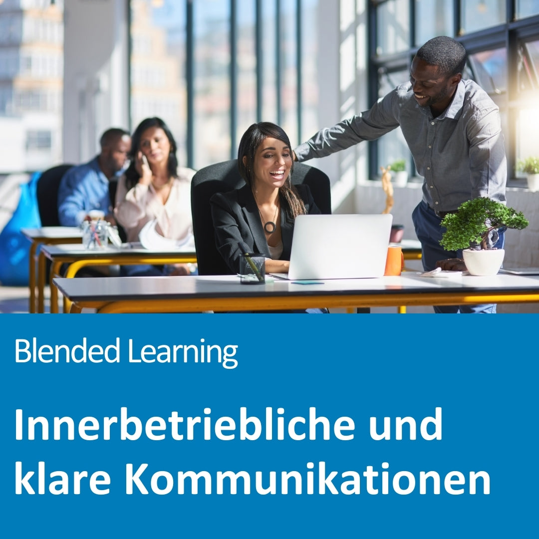 In einem modernen Großraumbüro sitzt eine lachende Frau an ihrem Schreibtisch vor einem Laptop. Ein Kollege steht neben ihr, lächelt und legt ihr freundschaftlich die Hand auf die Schulter. Im Hintergrund arbeiten weitere Personen, eine telefoniert gerade. Das Bild vermittelt eine offene, kommunikative Arbeitsatmosphäre. Auf dem Bild steht der Text: „Blended Learning – Innerbetriebliche und klare Kommunikationen“.