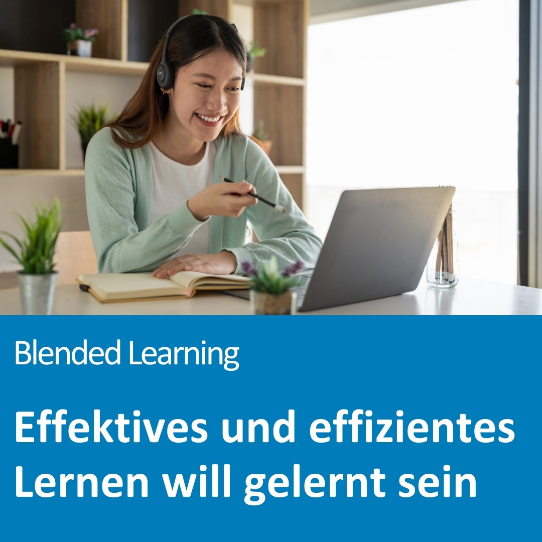 Eine junge Frau mit Kopfhörern sitzt an einem Schreibtisch, lächelt und nimmt an einem virtuellen Lernformat teil. Sie hält einen Stift in der Hand, schreibt in ein offenes Notizbuch und blickt auf den Bildschirm ihres Laptops. Auf dem Bild steht: „Blended Learning – Effektives und effizientes Lernen will gelernt sein“.