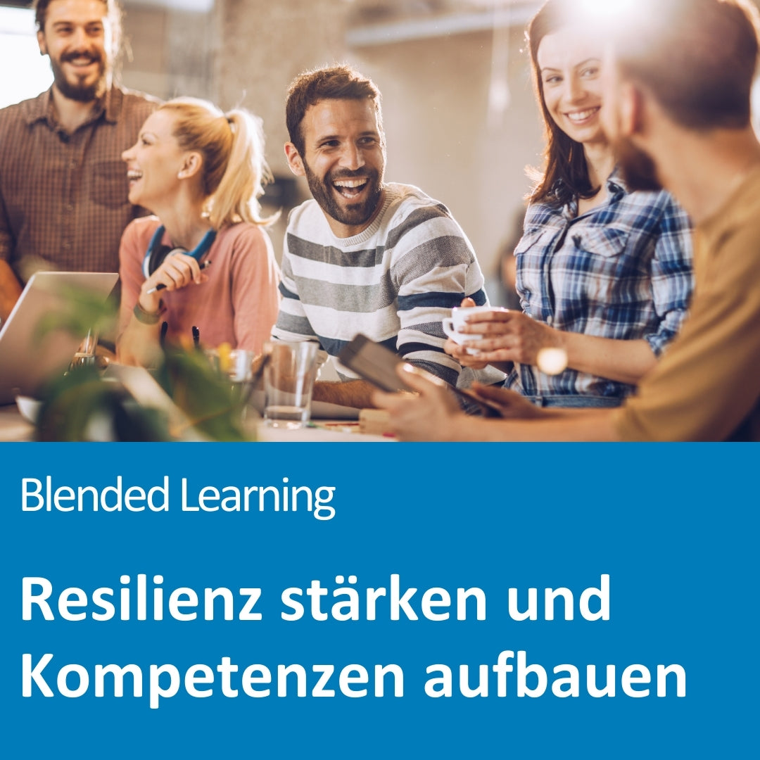 Eine fröhliche Gruppe junger Menschen sitzt gemeinsam an einem Tisch in einem modernen Büro oder Coworking-Space. Sie lachen, unterhalten sich und halten Kaffee- oder Teetassen in der Hand. Auf dem Tisch befinden sich Laptops, Gläser und Schreibmaterialien – die Szene strahlt Teamgeist und Motivation aus. Der Text auf dem Bild lautet: „Blended Learning – Resilienz stärken und Kompetenzen aufbauen“.