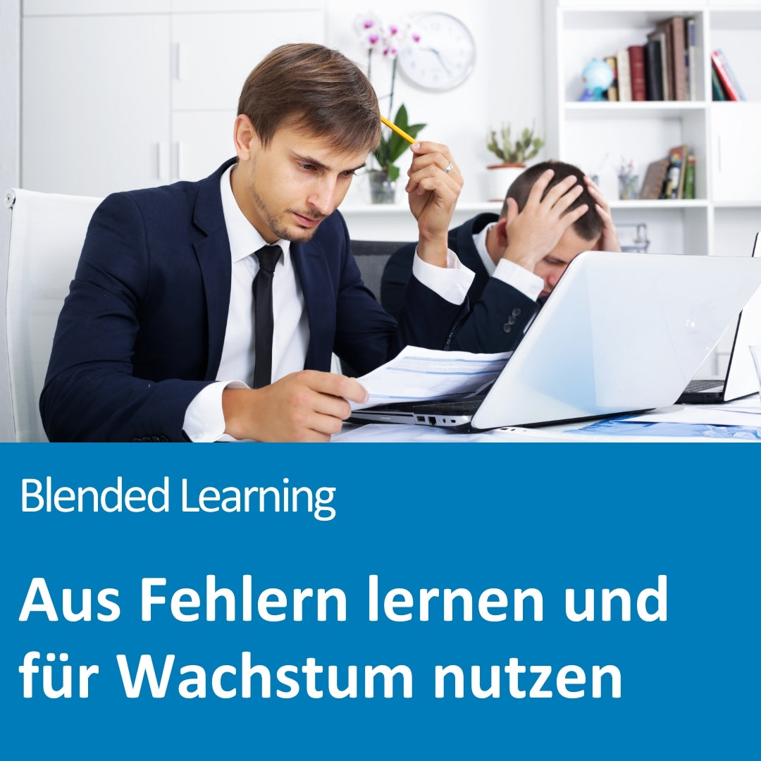 Zwei Männer in Businesskleidung sitzen an einem Schreibtisch voller Dokumente und Laptops. Einer von ihnen schaut konzentriert auf ein Blatt Papier, während der andere frustriert den Kopf in den Händen hält. Im Hintergrund ist ein Regal mit Büchern und eine Wanduhr zu sehen. Der Text auf dem Bild lautet: „Blended Learning – Aus Fehlern lernen und für Wachstum nutzen“.
