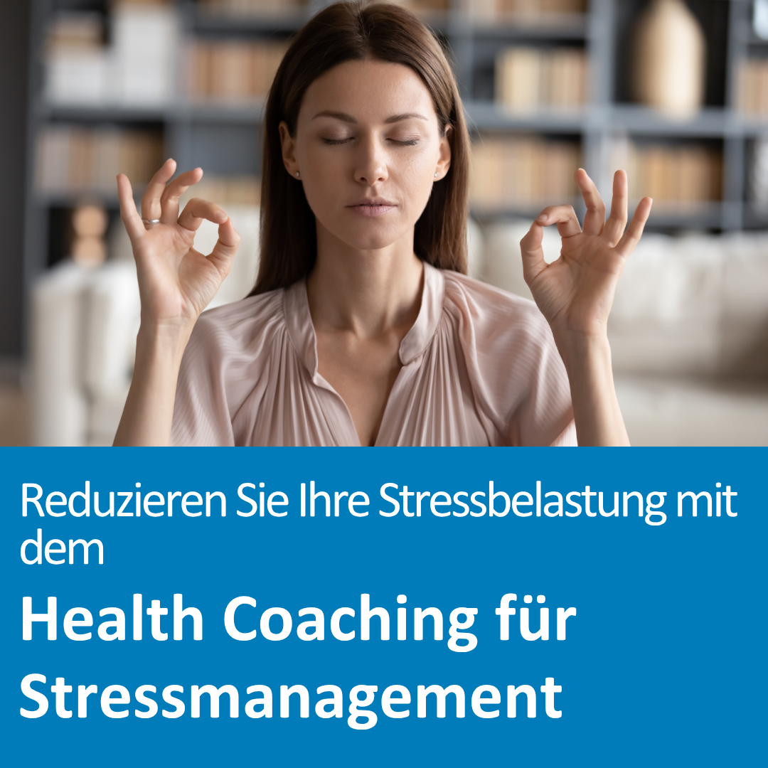 Eine Frau sitzt mit geschlossenen Augen in einem Meditationssitz, hebt beide Hände in einer Mudra-Geste und wirkt ruhig und konzentriert. Im Hintergrund ist ein Wohnzimmerregal mit Büchern und Dekoration zu sehen. Die Szene vermittelt Gelassenheit, Achtsamkeit und innere Balance. Im unteren Bildbereich steht der Text: „Reduzieren Sie Ihre Stressbelastung mit dem Health Coaching für Stressmanagement“.