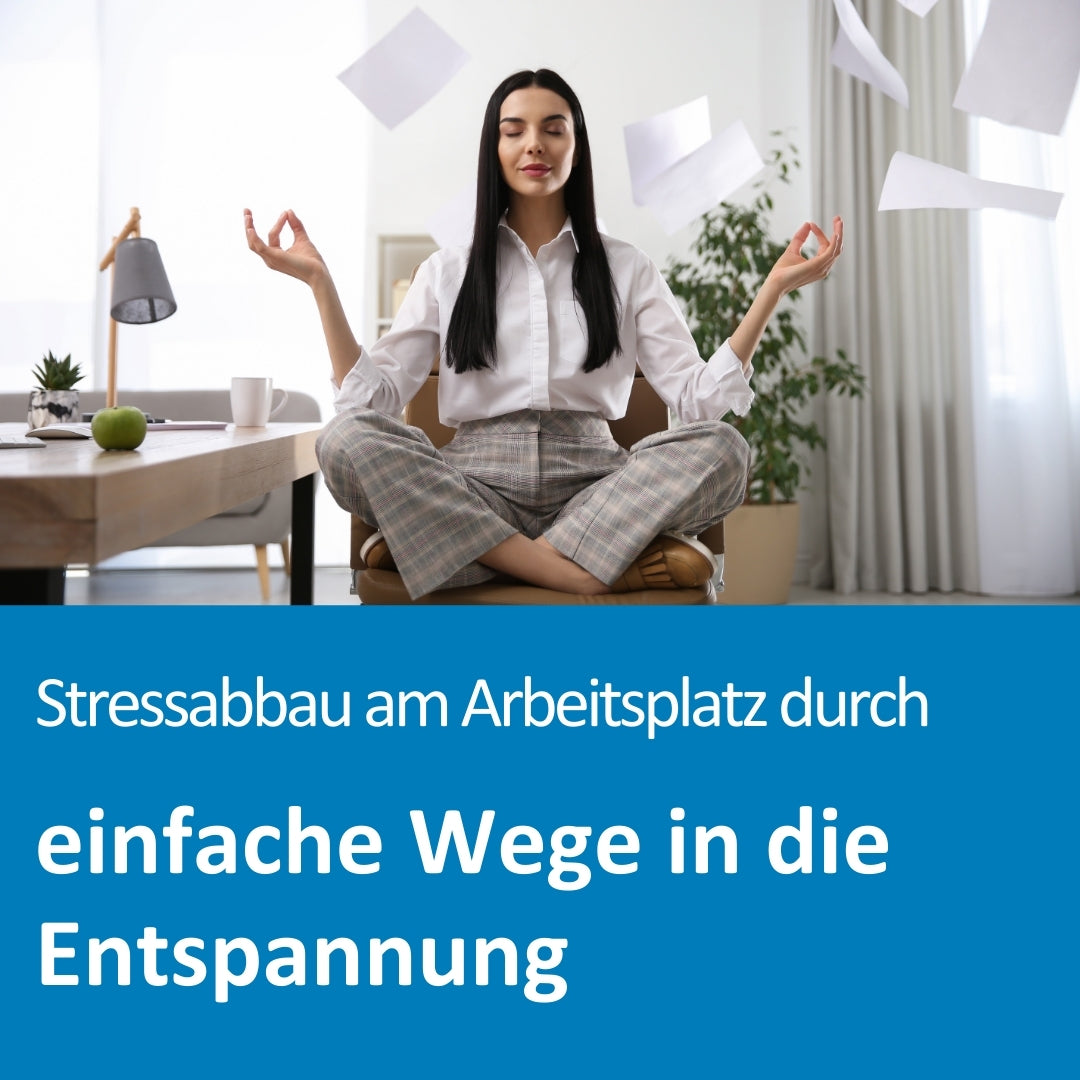 Eine Frau sitzt im Schneidersitz auf einem Bürostuhl und meditiert mit geschlossenen Augen und entspanntem Gesichtsausdruck. Um sie herum fliegen Blätter durch die Luft, während auf dem Schreibtisch neben ihr eine Tasse, ein Apfel und eine Lampe stehen. Die Szene vermittelt Gelassenheit trotz Büroalltag. Im unteren Bildbereich steht der Text: „Stressabbau am Arbeitsplatz durch einfache Wege in die Entspannung“.