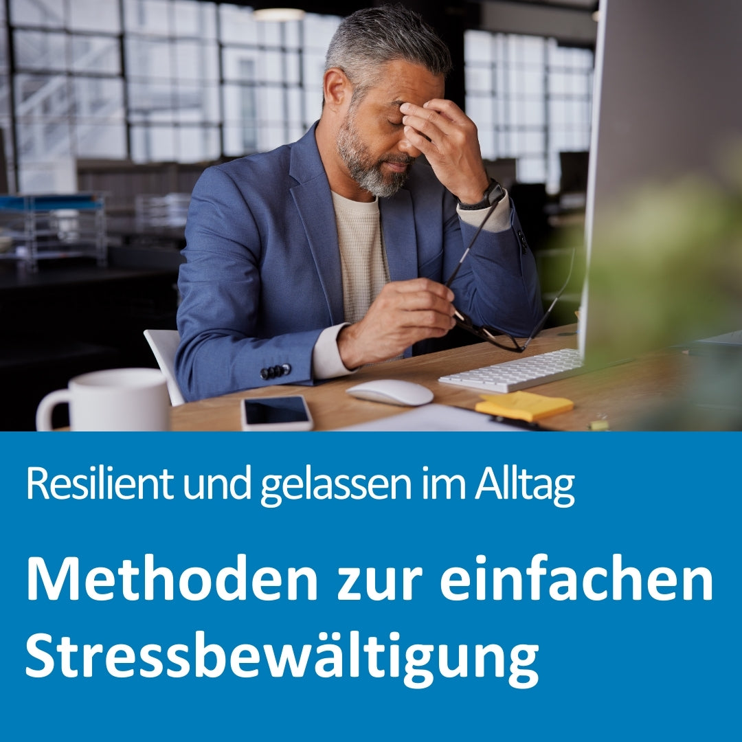 Ein Mann im Büro sitzt erschöpft an seinem Schreibtisch, hält seine Brille in der einen Hand und reibt sich mit der anderen die Augen. Auf dem Tisch liegen eine Tastatur, Smartphone, Notizen und eine Tasse. Die Szene vermittelt Überforderung und die Notwendigkeit von Stressbewältigung. Im unteren Bildbereich steht der Text: „Resilient und gelassen im Alltag – Methoden zur einfachen Stressbewältigung“.