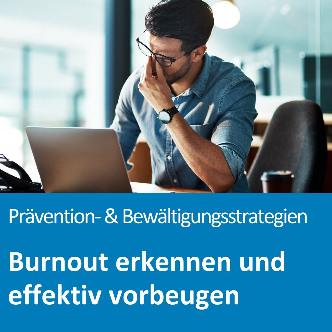Ein Mann mit Brille und Jeanshemd sitzt in einem modernen Büro an einem Laptop. Er wirkt sichtlich erschöpft und reibt sich mit der Hand die Augen, während er den Blick gesenkt hält. Neben ihm stehen eine Kaffeetasse und eine Tasche. Im unteren Bereich des Bildes steht der Text: „Prävention- & Bewältigungsstrategien – Burnout erkennen und effektiv vorbeugen“.