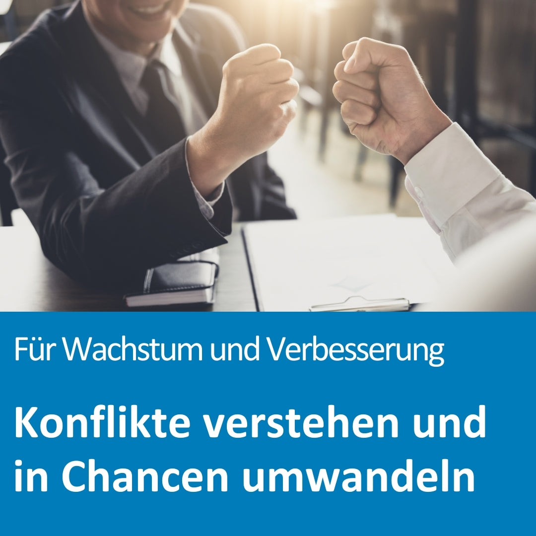 Zwei Männer in Businesskleidung sitzen an einem Besprechungstisch und führen eine Geste des gegenseitigen Respekts aus, indem sie ihre Fäuste aneinanderstoßen (Fist Bump). Im Vordergrund liegen Unterlagen und ein Notizbuch auf dem Tisch. Sonnenlicht fällt in den Raum und vermittelt eine positive Atmosphäre. Der Text auf dem Bild lautet: „Für Wachstum und Verbesserung – Konflikte verstehen und in Chancen umwandeln“.