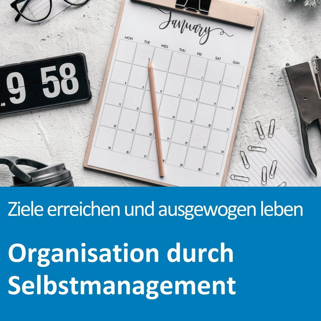 Auf einem weißen Schreibtisch liegt ein Kalender für den Monat Januar mit einem Bleistift diagonal darauf. Daneben befinden sich eine Digitaluhr mit der Anzeige „9:58 AM“, eine Brille, ein Locher, Büroklammern und ein Blatt Papier. Die Szene vermittelt Ordnung und Planung. Der Text auf dem Bild lautet: „Ziele erreichen und ausgewogen leben – Organisation durch Selbstmanagement“.