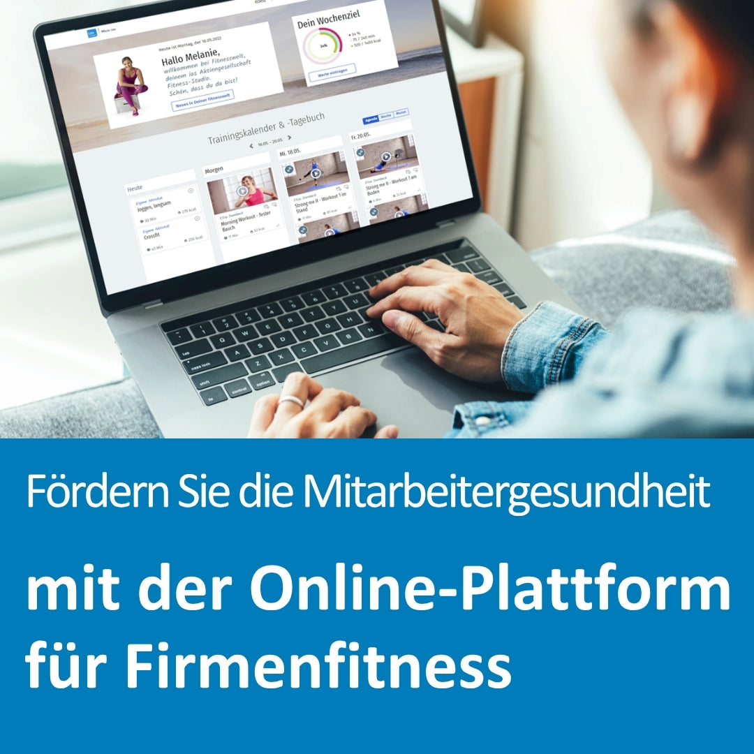 Eine Person sitzt mit einem Laptop auf dem Schoß und nutzt eine Online-Fitnessplattform. Auf dem Laptop-Bildschirm ist die Benutzeroberfläche der Plattform zu sehen, inklusive eines Trainingskalenders, persönlicher Begrüßung und Wochenziels.
Darunter auf blauem Hintergrund der Text: „Fördern Sie die Mitarbeitergesundheit mit der Online-Plattform für Firmenfitness“.