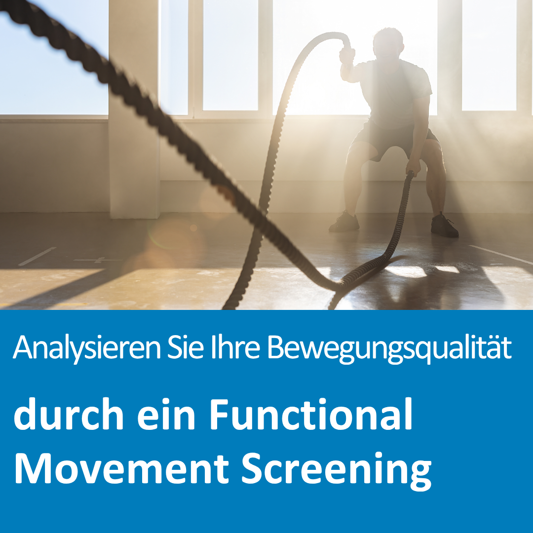 Ein sportlicher Mann befindet sich in einem sonnendurchfluteten Raum und trainiert mit schweren Battle Ropes. Er ist in gebeugter Haltung, die Silhouette ist durch das Gegenlicht betont. Die Szene vermittelt Dynamik, Kraft und Beweglichkeit. Im unteren Bildbereich steht der Text: „Analysieren Sie Ihre Bewegungsqualität – durch ein Functional Movement Screening."