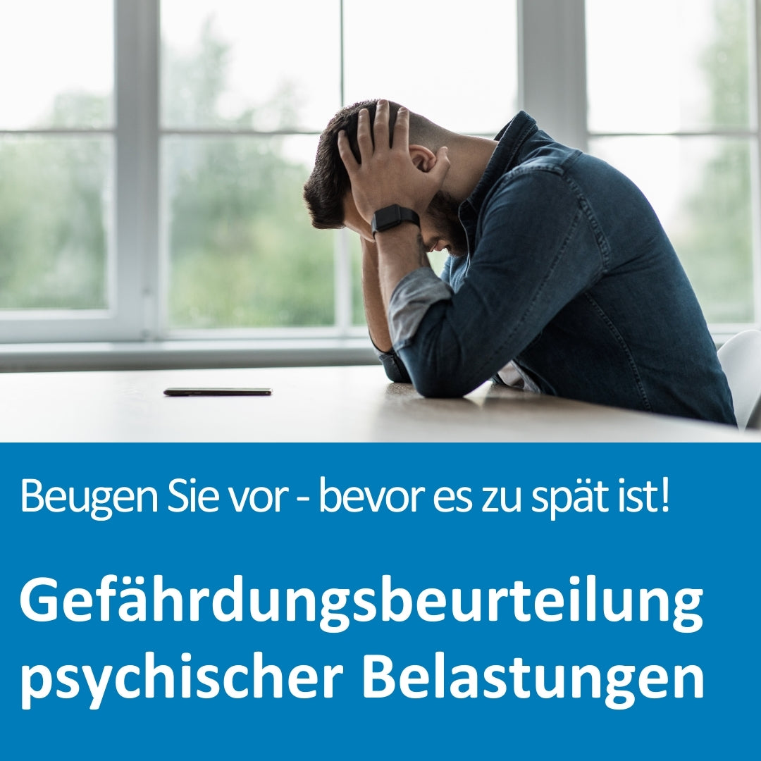 Ein junger Mann sitzt mit gesenktem Kopf und den Händen am Kopf gestützt an einem Tisch in einem hellen Raum. Vor ihm liegt ein Smartphone. Er wirkt sichtlich gestresst und überfordert. Die Szene vermittelt psychische Belastung am Arbeitsplatz. Im unteren Bildbereich steht der Text: „Beugen Sie vor – bevor es zu spät ist! Gefährdungsbeurteilung psychischer Belastungen“.