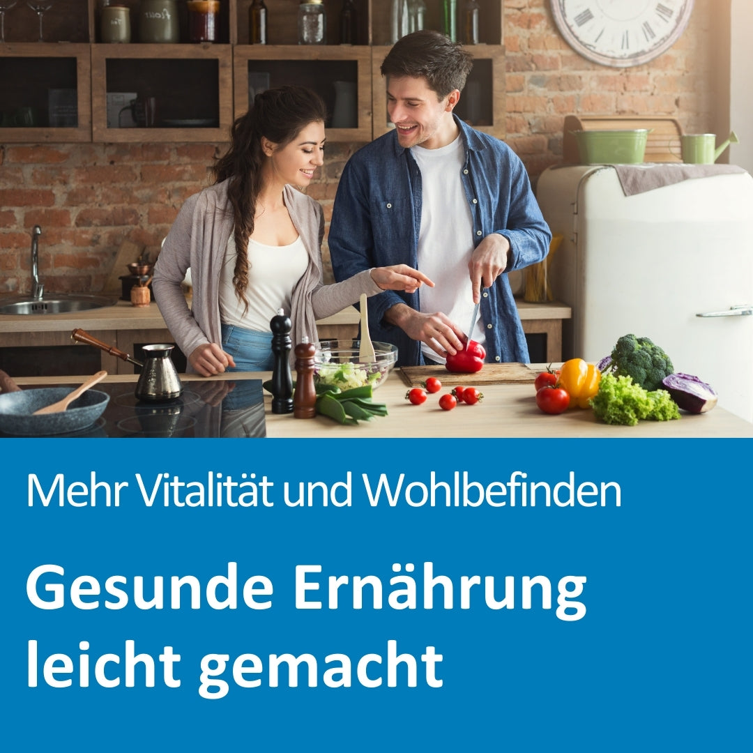 Ein junges Paar steht gemeinsam in einer gemütlichen Küche mit Backsteinwand und bereitet frisches Gemüse zu. Sie lachen und schneiden Paprika und Tomaten auf einem Holzbrett. Auf der Arbeitsfläche liegen weitere bunte Gemüsesorten. Im unteren Bereich des Bildes steht der Text: „Mehr Vitalität und Wohlbefinden – Gesunde Ernährung leicht gemacht“.