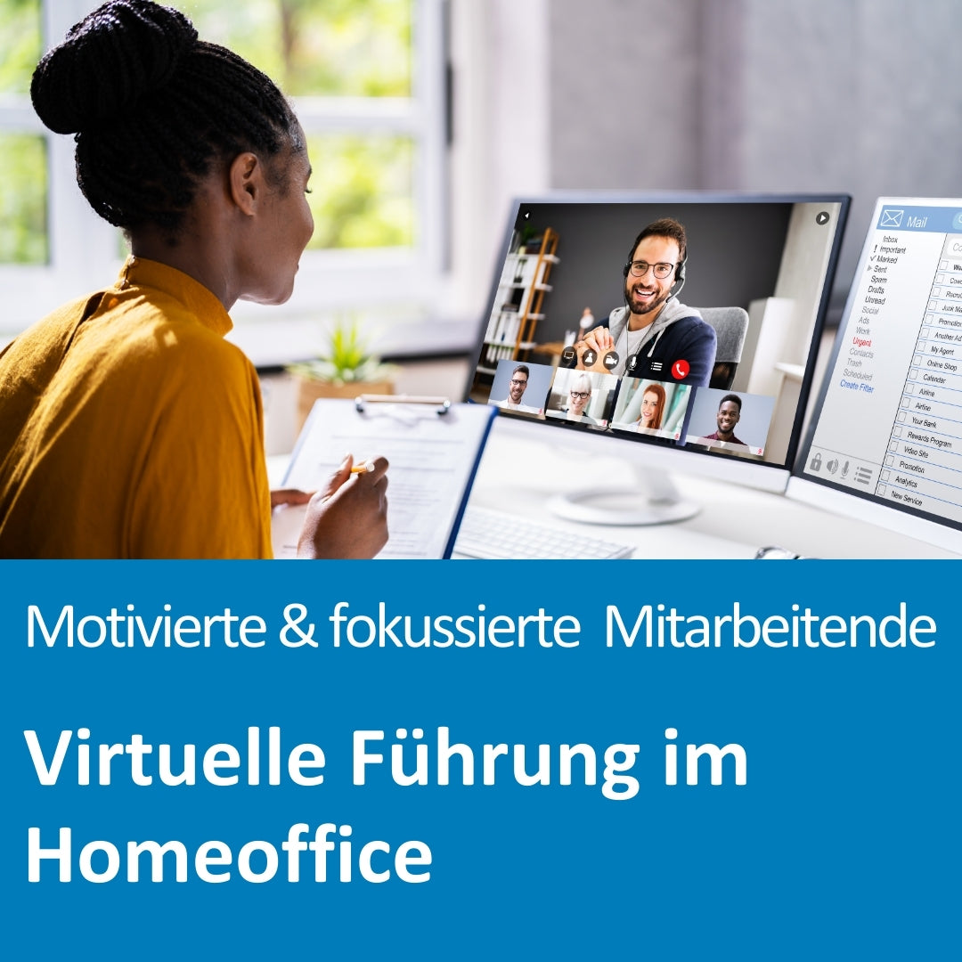 Eine Frau sitzt in einem hellen Büro am Schreibtisch und nimmt an einer Videokonferenz teil, die auf einem Monitor mit mehreren Teilnehmerfenstern zu sehen ist. Sie hält ein Klemmbrett mit Notizen und schaut aufmerksam auf den Bildschirm. Neben dem Videocall ist ein zweiter Monitor mit E-Mail-Postfach geöffnet. Die Szene vermittelt professionelle virtuelle Zusammenarbeit. Im unteren Bildbereich steht der Text: „Motivierte & fokussierte Mitarbeitende – Virtuelle Führung im Homeoffice“.