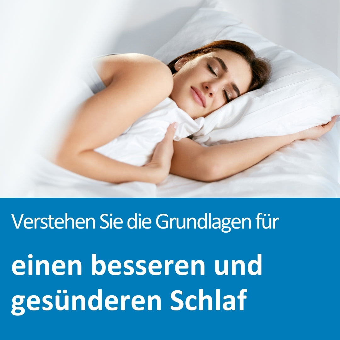 Eine Frau liegt entspannt auf der Seite in einem weißen Bett, mit einem sanften Lächeln im Gesicht, während sie schläft. Die Szene vermittelt Ruhe, Erholung und Wohlbefinden. Im unteren Bildbereich steht der Text: „Verstehen Sie die Grundlagen für einen besseren und gesünderen Schlaf“.