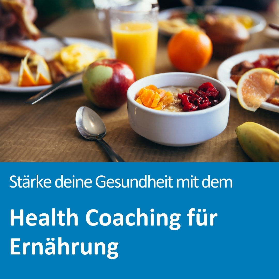Ein reich gedeckter Frühstückstisch mit einem gesunden Müsli mit Trockenfrüchten in einer weißen Schale, frischem Obst wie Apfel, Orange, Banane, einem Glas Orangensaft und weiteren Frühstücksspeisen im Hintergrund. Die Szene vermittelt ausgewogene Ernährung und Genuss. Im unteren Bereich steht der Text: „Stärke deine Gesundheit mit dem Health Coaching für Ernährung“.