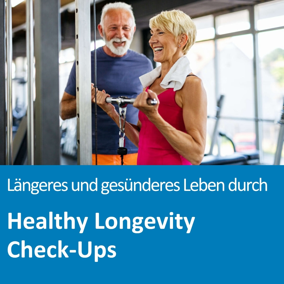 Eine ältere, sportlich gekleidete Frau trainiert lachend an einem Fitnessgerät in einem hellen Fitnessstudio. Ein älterer Mann im Hintergrund beobachtet sie ebenfalls lächelnd. Die Frau trägt ein pinkfarbenes Sporttop und hat ein weißes Handtuch um den Hals gelegt.
Darunter auf blauem Hintergrund der Text: „Längeres und gesünderes Leben durch Healthy Longevity Check-Ups“.