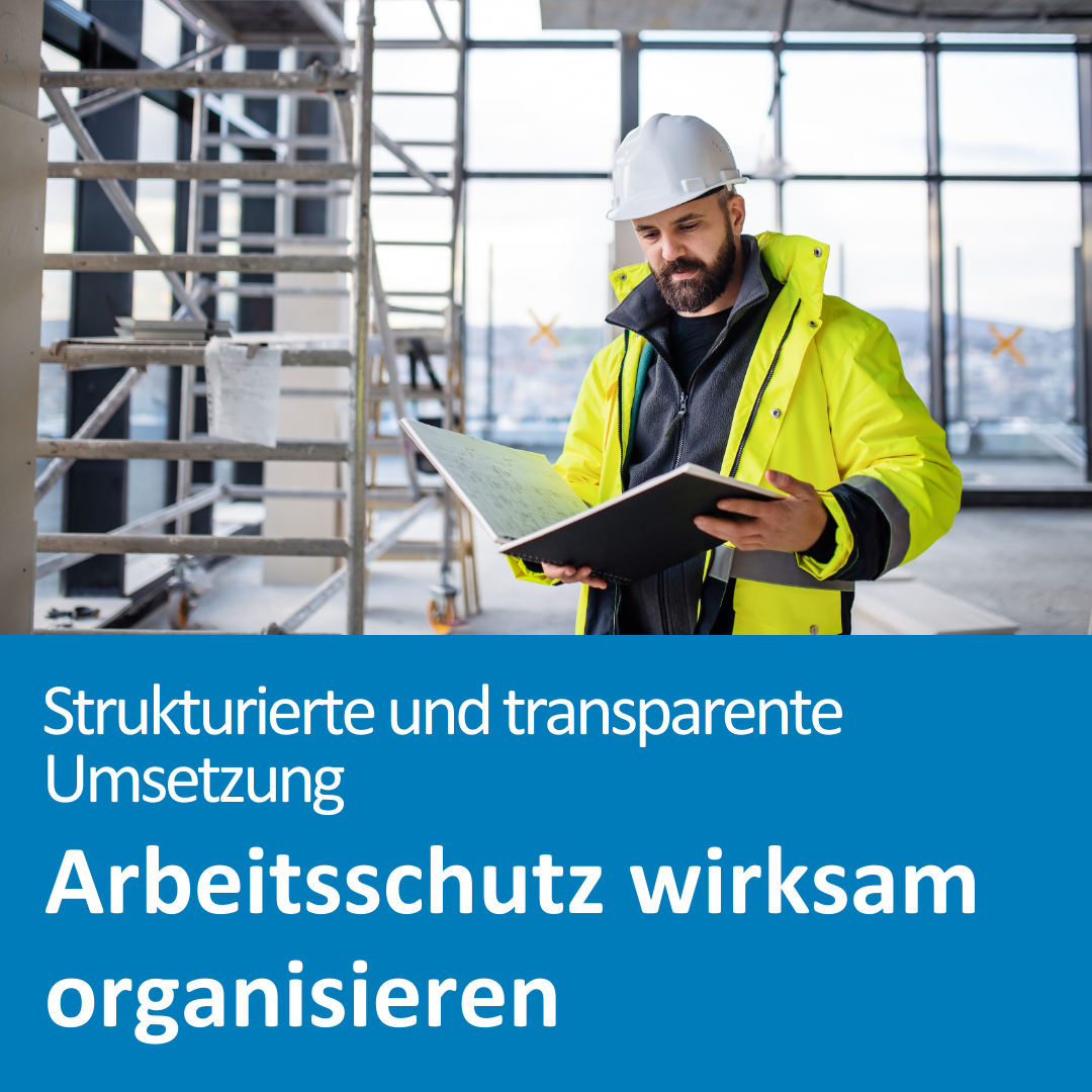 Foto eines Mitarbeiters auf einer Baustelle mit Schutzkleidung und Ordner. Text im Bild: „Strukturierte und transparente Umsetzung – Arbeitsschutz wirksam organisieren“.
