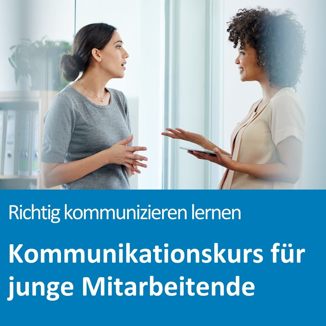 Zwei junge Frauen führen in einem modernen Bürogespräch ein Gespräch – eine hält ein Tablet in der Hand, die andere gestikuliert beim Sprechen. Im Hintergrund sind Glaswände und Ordnerregale sichtbar. Der Text auf dem Bild lautet: „Richtig kommunizieren lernen – Kommunikationskurs für junge Mitarbeitende“.