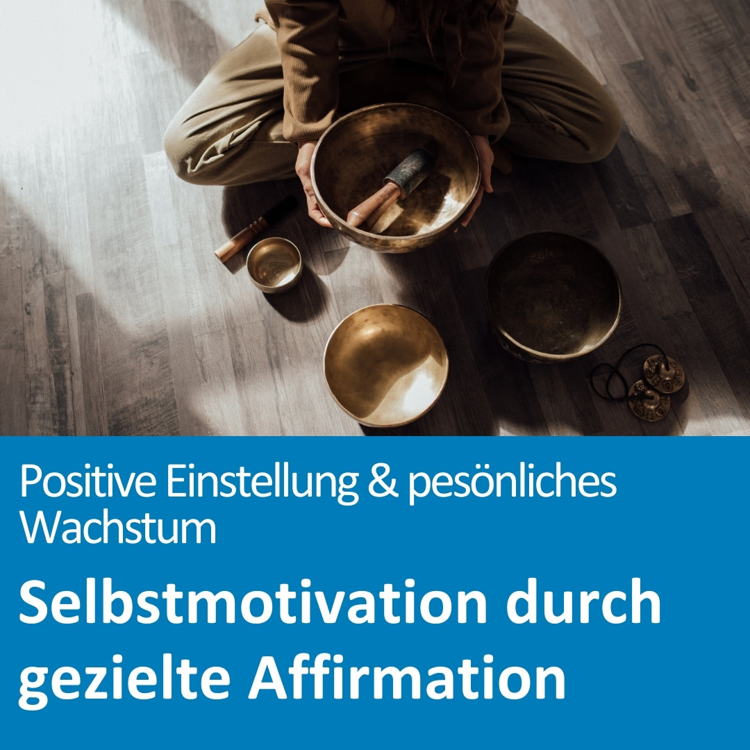 Eine Person sitzt im Schneidersitz auf einem Holzboden, umgeben von mehreren Klangschalen und einem Schlägel in den Händen. Die Szene ist in warmes Licht getaucht und vermittelt Ruhe, Achtsamkeit und spirituelle Praxis. Im unteren Bildbereich steht der Text: „Positive Einstellung & persönliches Wachstum – Selbstmotivation durch gezielte Affirmation“.