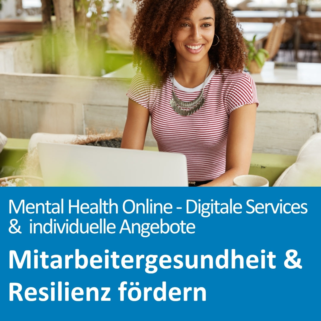 Eine junge Frau mit einem gestreiften Shirt ist zu sehen. Die hat einen Laptop vor sich auf dem Tisch stehen und lächelt.