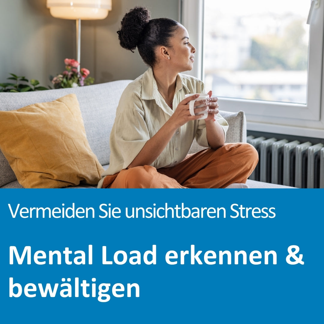 Eine Frau sitzt entspannt im Schneidersitz auf einem Sofa, hält eine Tasse in den Händen und blickt nachdenklich aus dem Fenster. Neben ihr liegen ein gelbes Kissen und eine Decke, im Hintergrund stehen eine Stehlampe und Pflanzen. Die Szene vermittelt Achtsamkeit und innere Reflexion. Im unteren Bildbereich steht der Text: „Vermeiden Sie unsichtbaren Stress – Mental Load erkennen & bewältigen“.