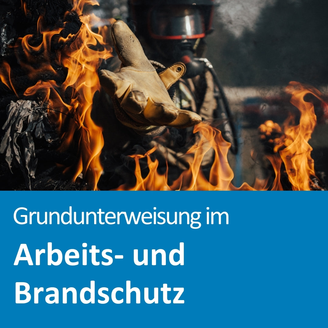 Ein Feuerwehrmann in voller Schutzkleidung mit Helm und Atemmaske streckt seine behandschuhte Hand durch lodernde Flammen nach vorne. Die Szene vermittelt Gefahr und Einsatzbereitschaft im Brandfall. Im unteren Bildbereich steht der Text: „Grundunterweisung im Arbeits- und Brandschutz“.