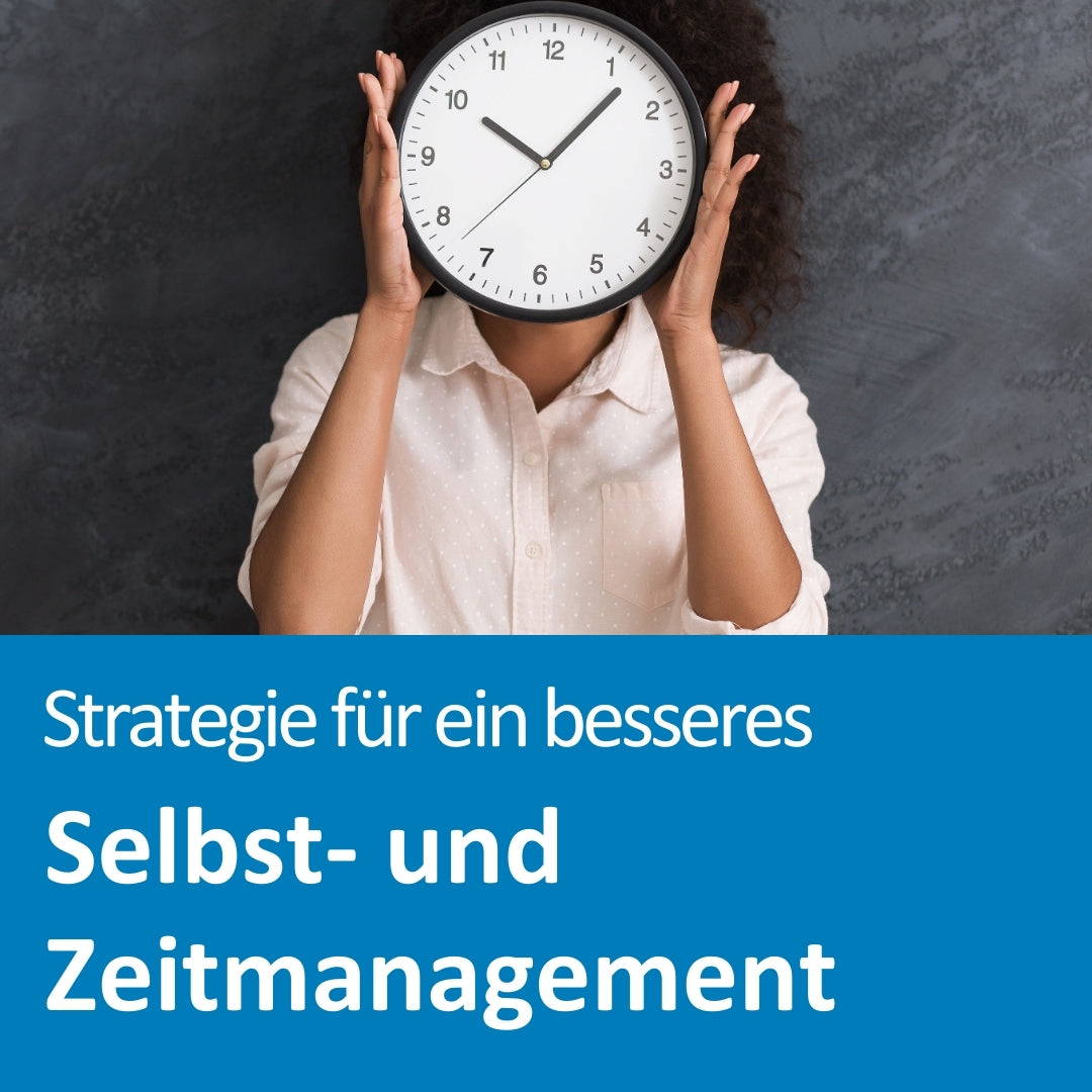 Eine Person mit lockigem Haar hält eine große Wanduhr vor ihr Gesicht, sodass es vollständig verdeckt ist. Die Uhr zeigt 10:08 Uhr. Die Person trägt ein helles Hemd mit Punkten und steht vor einem grauen Hintergrund. Die Szene symbolisiert Zeitdruck oder den Fokus auf Zeitmanagement. Im unteren Bildbereich steht der Text: „Strategie für ein besseres Selbst- und Zeitmanagement“.