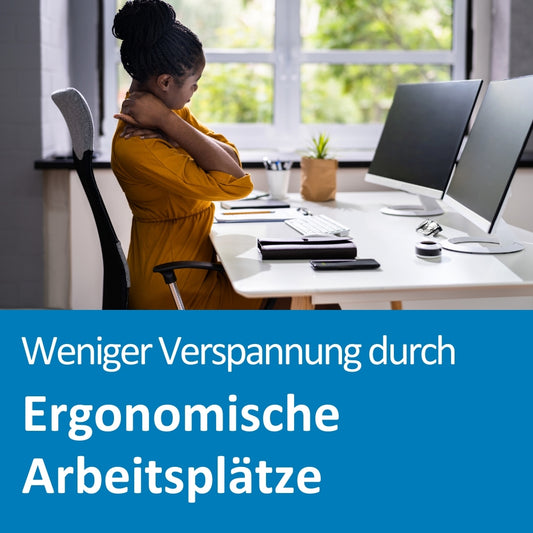Eine Frau in einem senfgelben Kleid sitzt an einem modernen Schreibtisch mit zwei Monitoren und ergonomischem Bürostuhl. Sie reibt sich mit schmerzverzerrtem Gesicht den Nacken, was auf Verspannungen hinweist. Im Hintergrund ist ein großes Fenster mit Blick ins Grüne zu sehen. Im unteren Bildbereich steht der Text: „Weniger Verspannung durch Ergonomische Arbeitsplätze“.
