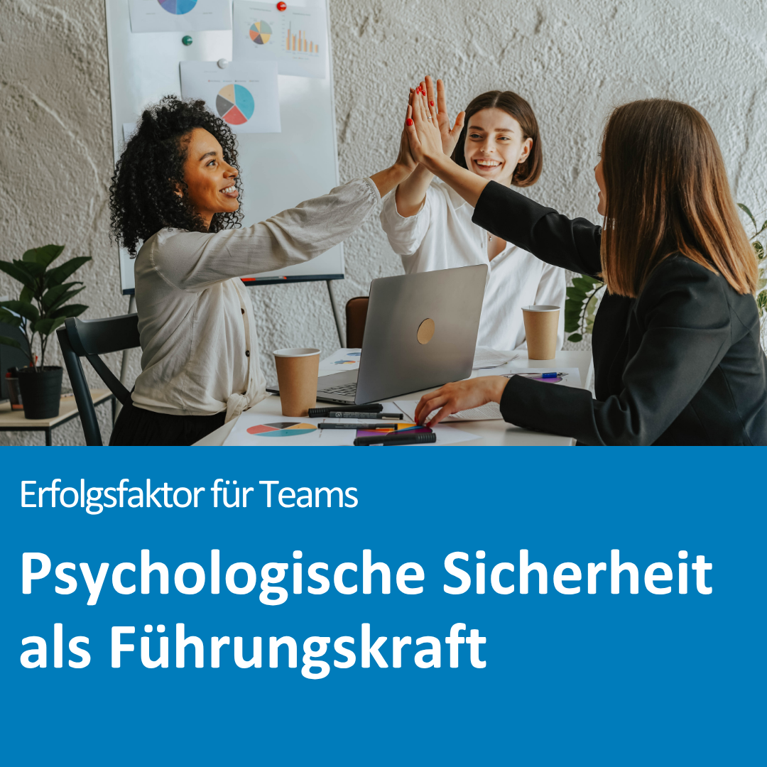 Mehrere Personen stehen in einem Büro und geben sich einen High‑Five. Unten ein farbiger Textbereich. Text im Bild: „Erfolgsfaktor für Teams“ und „Psychologische Sicherheit als Führungskraft“.