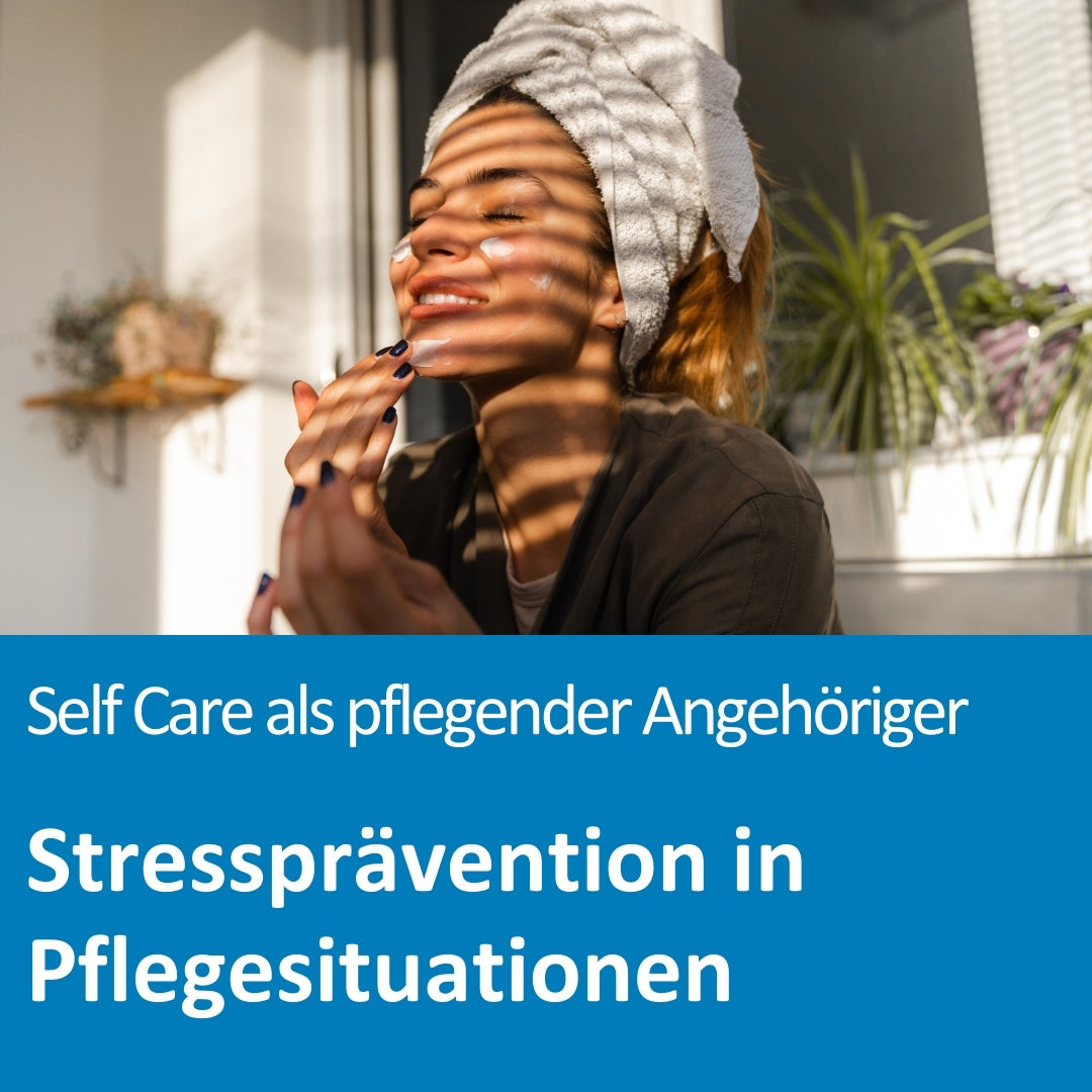Eine junge Frau mit einem Handtuch um den Kopf sitzt entspannt in der Sonne und trägt mit einem Lächeln Gesichtspflegecreme auf. Sonnenstrahlen und Pflanzen im Hintergrund sorgen für eine wohltuende Atmosphäre. Die Szene symbolisiert Selbstfürsorge und Achtsamkeit. Im unteren Bildbereich steht der Text: „Self Care als pflegender Angehöriger – Stressprävention in Pflegesituationen“.