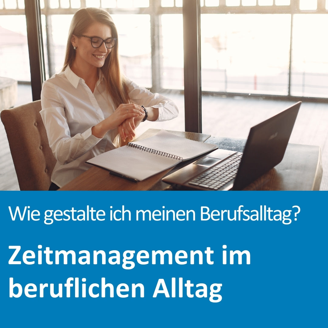 Eine junge Frau mit Brille sitzt an einem Schreibtisch mit Laptop und Notizbuch, schaut auf ihre Armbanduhr und lächelt. Die Szene spielt sich in einem hellen, modernen Büro mit großen Fenstern ab. Der Text auf dem Bild lautet: „Wie gestalte ich meinen Berufsalltag? Zeitmanagement im beruflichen Alltag“.
