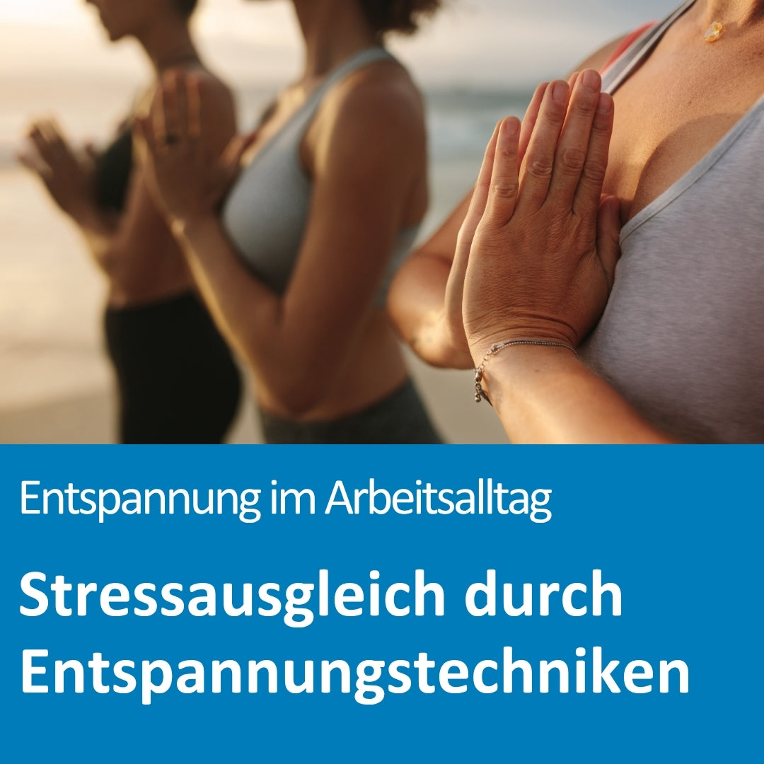 Mehrere Personen stehen nebeneinander am Strand und führen eine Meditationshaltung aus, indem sie ihre Hände in Gebetshaltung vor der Brust halten. Der Fokus liegt auf dem Oberkörper der vordersten Person. Der Text auf dem Bild lautet: „Entspannung im Arbeitsalltag – Stressausgleich durch Entspannungstechniken“.