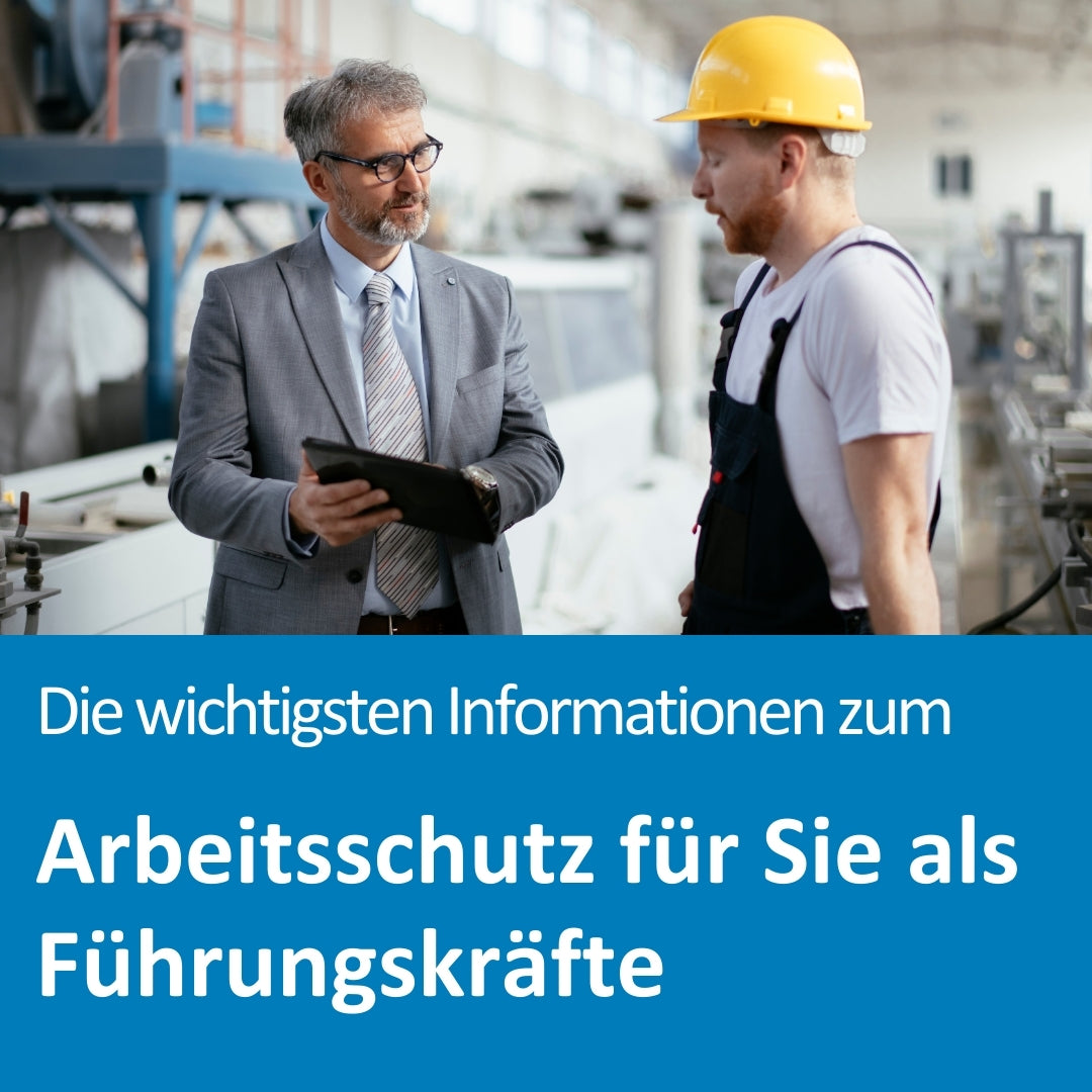 Ein Mann im Anzug spricht in einer Produktionshalle mit einem Arbeiter in Latzhose und gelbem Schutzhelm. Der Mann im Anzug hält ein Tablet in der Hand, während die beiden sich ernsthaft unterhalten. Die Szene vermittelt Verantwortung und Kommunikation im Kontext von Arbeitssicherheit. Im unteren Bildbereich steht der Text: „Die wichtigsten Informationen zum Arbeitsschutz für Sie als Führungskräfte“.