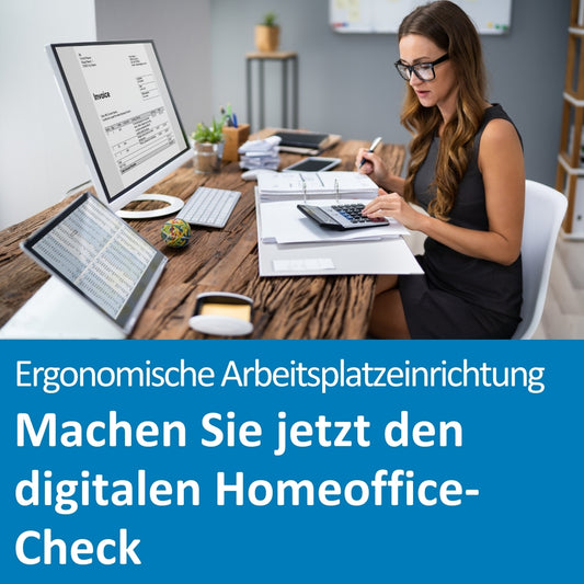 Eine Frau sitzt an einem modernen, gut ausgestatteten Schreibtisch im Homeoffice. Sie arbeitet konzentriert mit einem Taschenrechner und Unterlagen, während zwei große Monitore auf dem Tisch digitale Inhalte anzeigen. Der Arbeitsplatz ist ordentlich und ergonomisch eingerichtet. Der Text auf dem Bild lautet: „Ergonomische Arbeitsplatzeinrichtung – Machen Sie jetzt den digitalen Homeoffice-Check“.