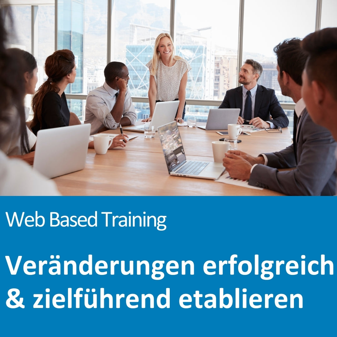In einem modernen Konferenzraum steht eine blonde Frau lächelnd am Kopfende eines großen Holztisches, umgeben von acht Kolleginnen und Kollegen unterschiedlicher Herkunft. Alle sind in ein Gespräch vertieft, vor ihnen liegen Laptops, Tassen und Notizblöcke. Große Fenster im Hintergrund geben den Blick auf eine urbane Skyline frei. Der Text auf dem Bild lautet: „Web Based Training – Veränderungen erfolgreich & zielführend etablieren“.