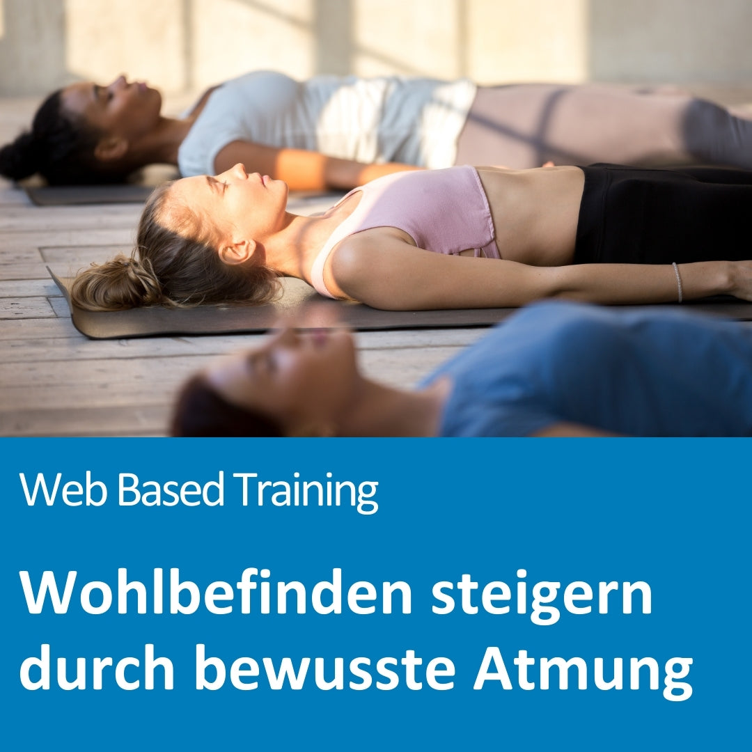 Mehrere Frauen liegen in einem hellen Raum entspannt auf Yogamatten in der Rückenlage, die Augen geschlossen, in einem Zustand der Ruhe und Achtsamkeit. Die Lichtverhältnisse schaffen eine warme und friedliche Atmosphäre. Der Text auf dem Bild lautet: „Web Based Training – Wohlbefinden steigern durch bewusste Atmung“.