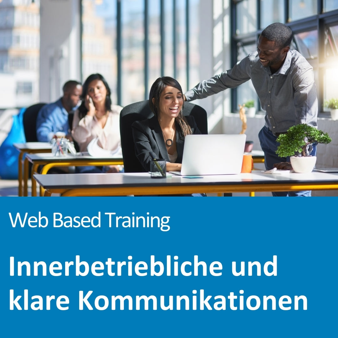 Ein freundlicher, lichtdurchfluteter Büroraum mit mehreren Personen bei der Arbeit. Eine Frau sitzt lächelnd vor einem Laptop, während ein Kollege ihr mit einer unterstützenden Geste die Hand auf die Schulter legt. Im Hintergrund arbeiten weitere Teammitglieder. Auf dem Bild steht der Text: „Web Based Training – Innerbetriebliche und klare Kommunikationen“.