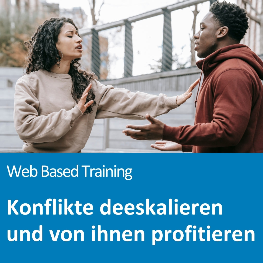 Ein Mann und eine Frau stehen sich draußen auf einer Treppe gegenüber und führen eine gestenreiche Diskussion. Die Frau streckt eine Hand abwehrend aus, während der Mann mit ausgestreckten Armen ruhig antwortet. Beide wirken emotional angespannt, aber im Gespräch vertieft. Der Text auf dem Bild lautet: „Web Based Training – Konflikte deeskalieren und von ihnen profitieren“.