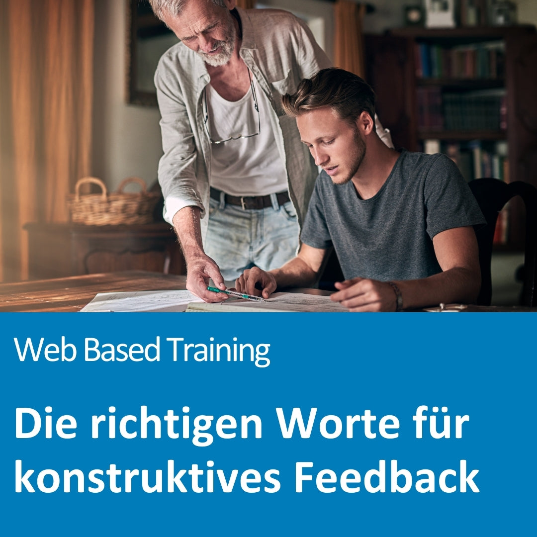 Ein älterer Mann gibt einem jüngeren Mann konstruktive Hinweise zu einem Dokument, das beide über einem Tisch betrachten. Die Szene wirkt wie ein Coaching- oder Feedbackgespräch in einer privaten oder häuslichen Umgebung mit Büchern im Hintergrund. Der ältere Mann zeigt auf das Papier, während der jüngere aufmerksam zuhört. Der Text auf dem Bild lautet: „Web Based Training – Die richtigen Worte für konstruktives Feedback“.