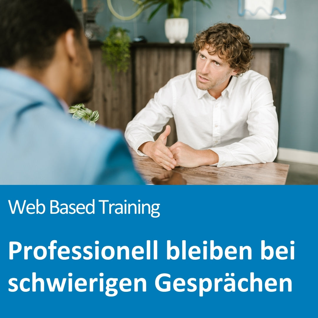 Zwei Männer sitzen sich an einem Tisch gegenüber und führen ein intensives Gespräch. Der Mann im weißen Hemd gestikuliert ernsthaft, während der andere nur von hinten zu sehen ist. Im Hintergrund stehen Pflanzen und Regale. Der Text auf dem Bild lautet: „Web Based Training – Professionell bleiben bei schwierigen Gesprächen“.