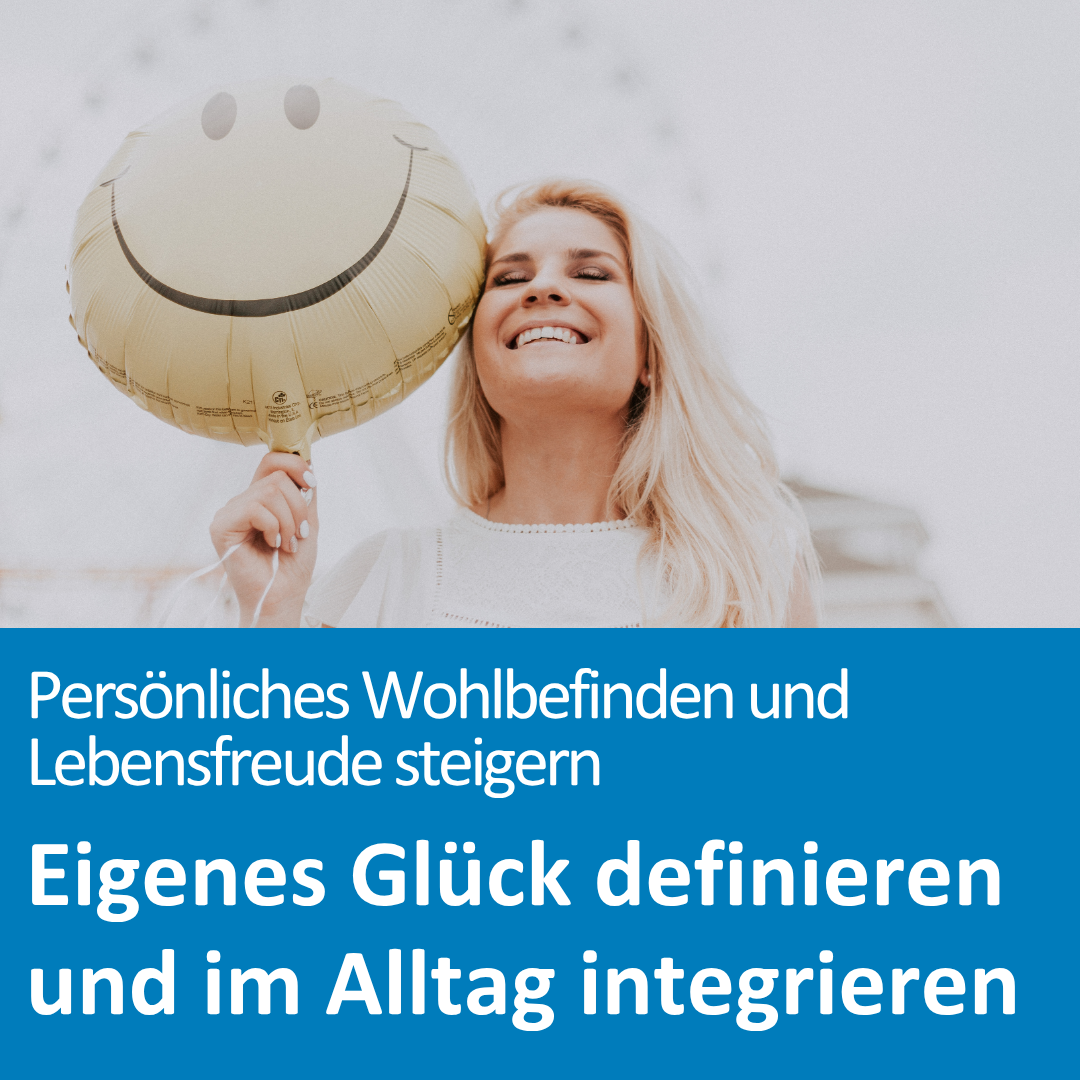 Eine fröhlich lachende junge Frau mit blondem Haar hält eine gelbe Luftballon-Figur mit Smiley-Gesicht in der Hand. Die Szene ist hell und luftig und vermittelt Lebensfreude und Leichtigkeit. Im unteren Bildbereich steht der Text: „Persönliches Wohlbefinden und Lebensfreude steigern – Eigenes Glück definieren und im Alltag integrieren“.