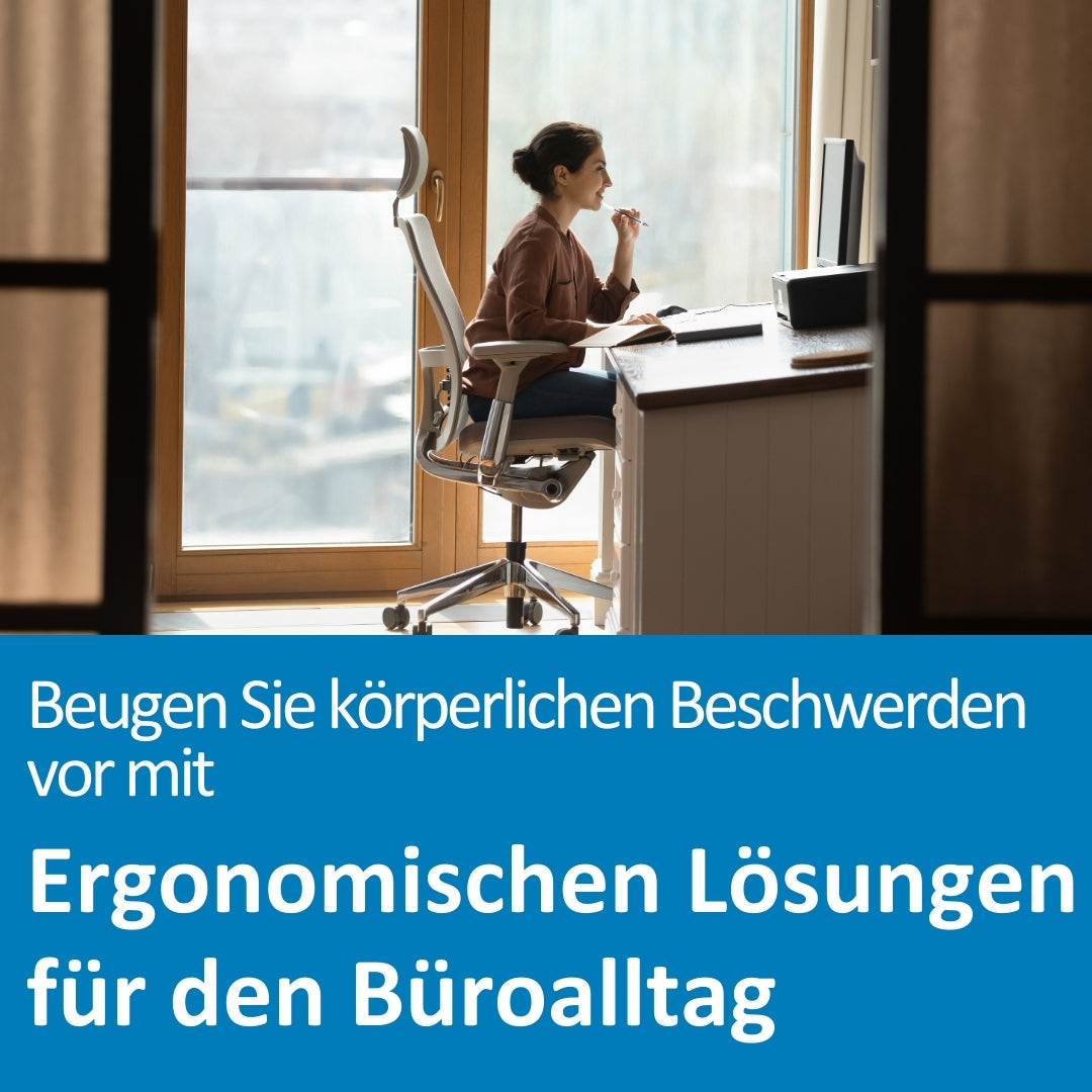 Eine Frau sitzt auf einem ergonomischen Bürostuhl an einem modernen Schreibtisch und arbeitet konzentriert am Computer. Der Arbeitsplatz befindet sich in einem hellen Raum mit großen Fenstern und Blick nach draußen. Die Szene vermittelt Produktivität und gesunde Arbeitsbedingungen. Im unteren Bildbereich steht der Text: „Beugen Sie körperlichen Beschwerden vor mit Ergonomischen Lösungen für den Büroalltag“.
