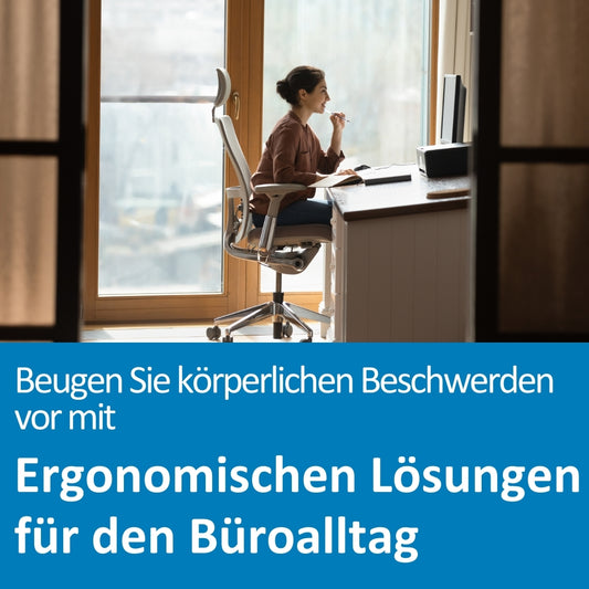 Eine Frau sitzt auf einem ergonomischen Bürostuhl an einem modernen Schreibtisch und arbeitet konzentriert am Computer. Der Arbeitsplatz befindet sich in einem hellen Raum mit großen Fenstern und Blick nach draußen. Die Szene vermittelt Produktivität und gesunde Arbeitsbedingungen. Im unteren Bildbereich steht der Text: „Beugen Sie körperlichen Beschwerden vor mit Ergonomischen Lösungen für den Büroalltag“.