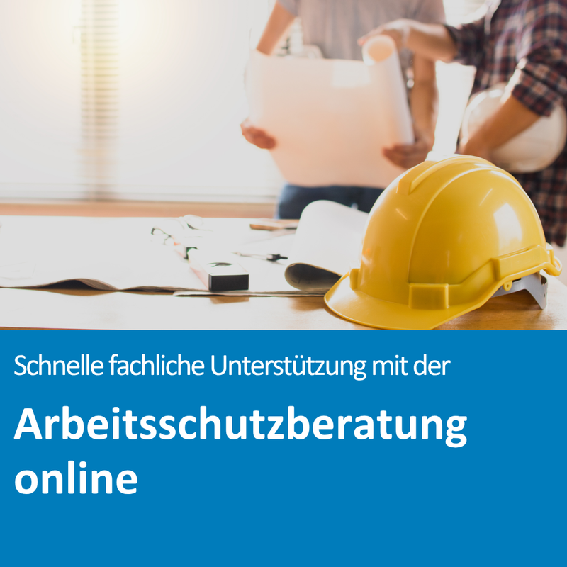 Gelber Schutzhelm liegt auf einem Tisch mit Dokumenten, zwei Personen stehen im Hintergrund. Unten farbiger Textbereich mit Text: „Schnelle fachliche Unterstützung mit der Arbeitsschutzberatung online“.